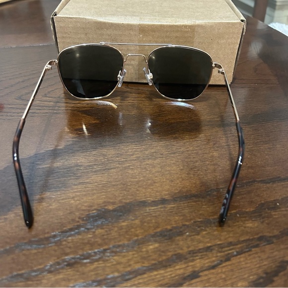 Polaroid Unisex Aviator Full Gold Frame & Tortoise Shell Polarized Sunglasses main image 10